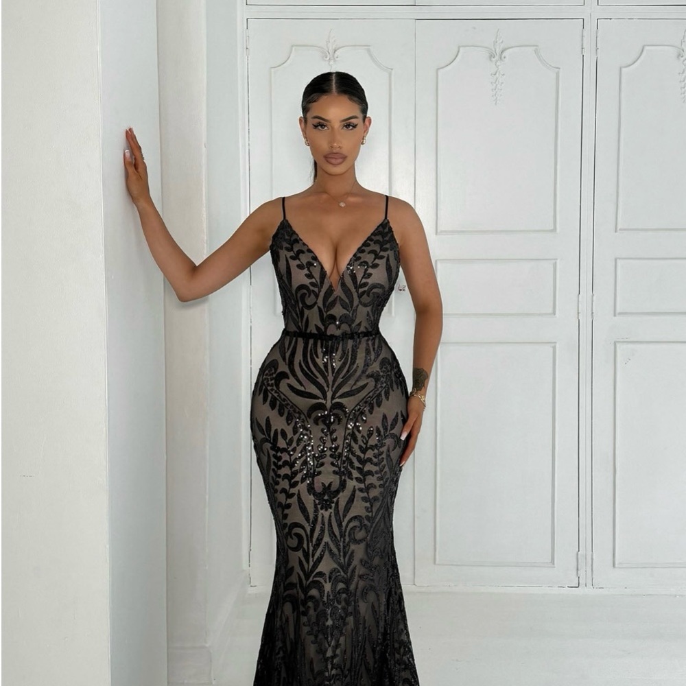 Fashion Nova Black Sleeveless Plunge Maxi Dress